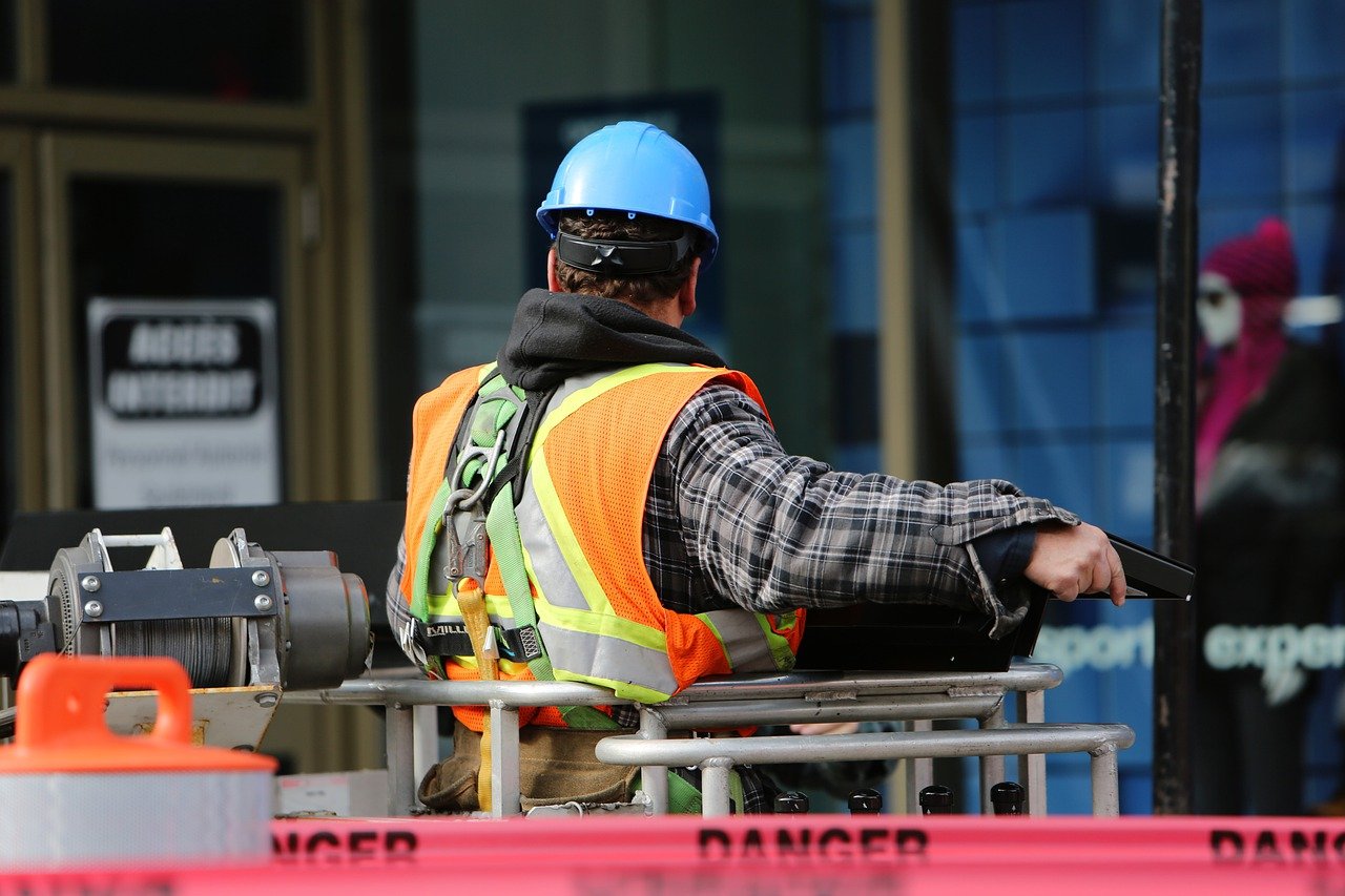 Trabajador supervisando monitoreo de obra.