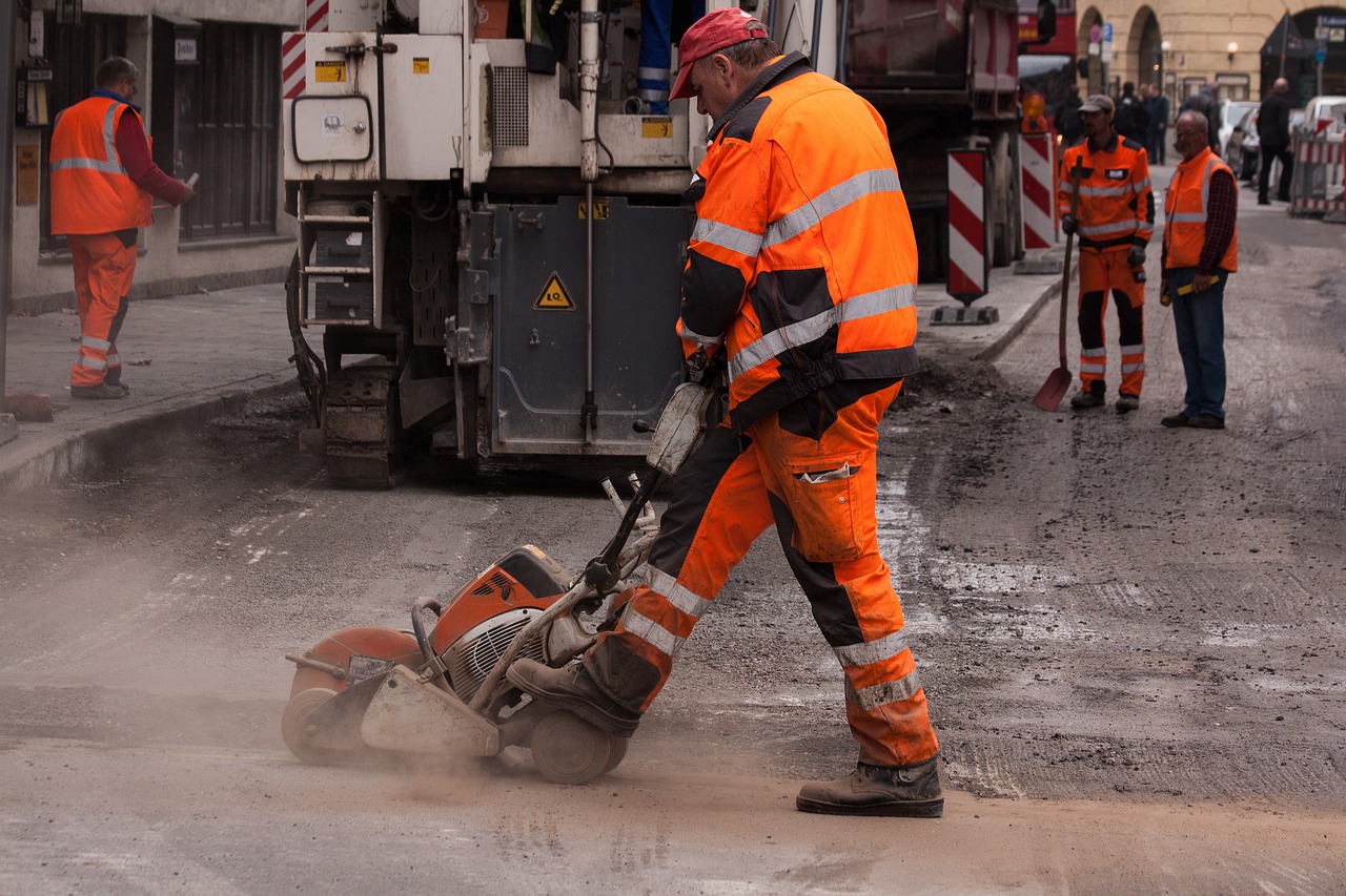 Trabajador realizando obra de asfalto.